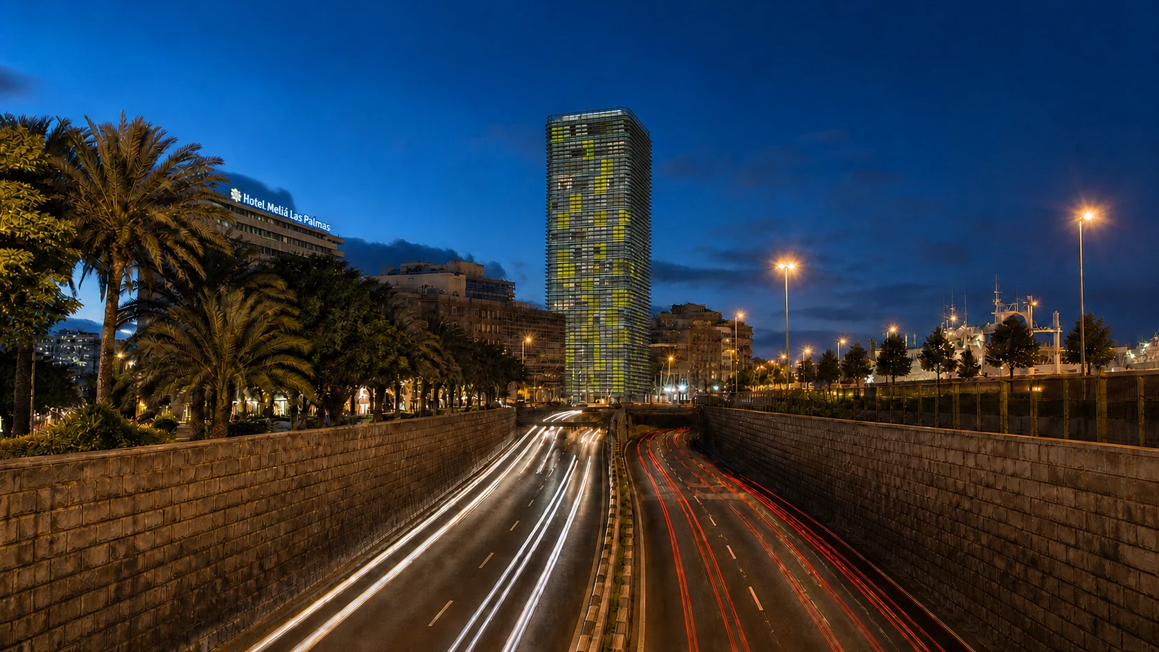 Autovía de Las Palmas de Gran Canaria con la Torre Woermann y el Hotel Meliá al fondo